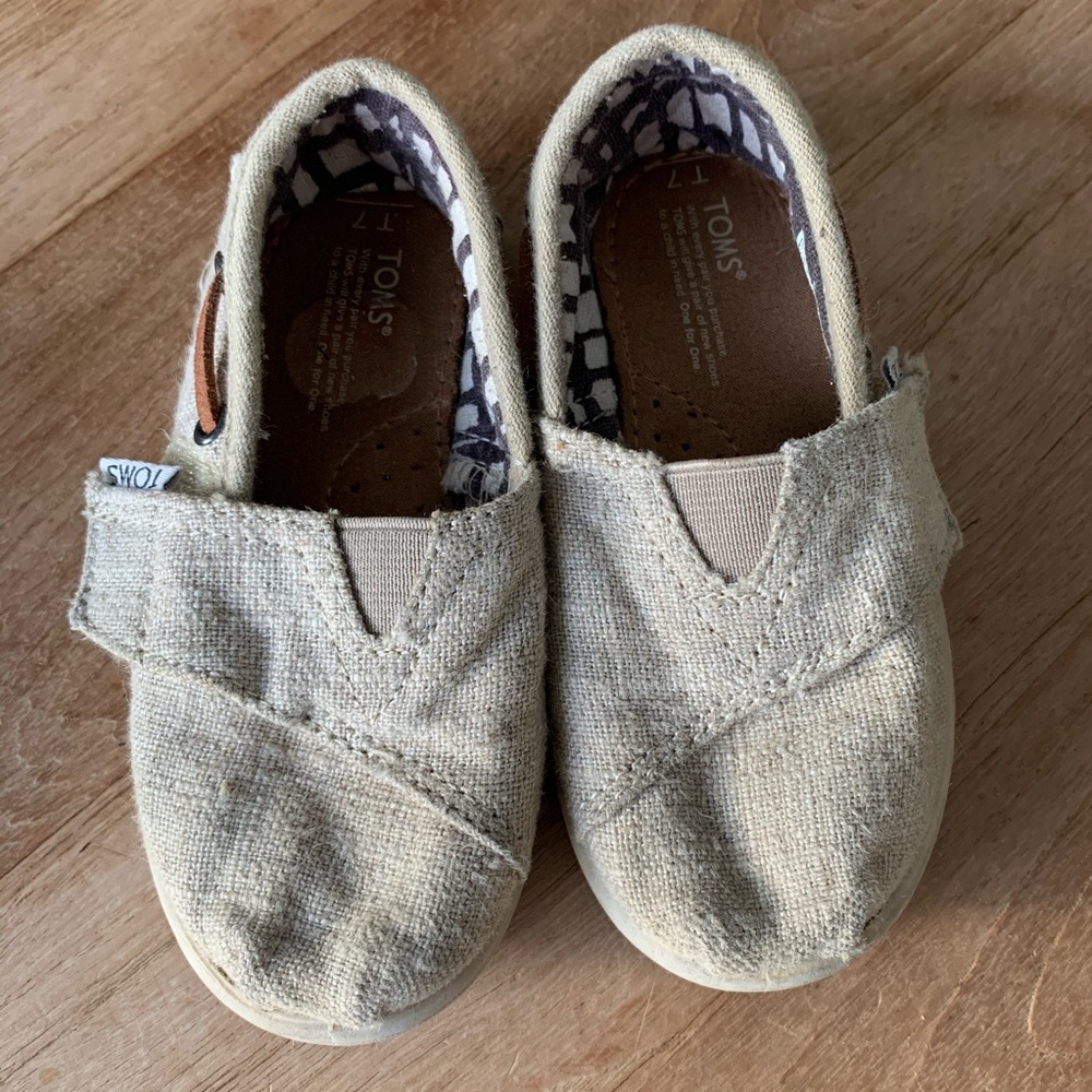 TOMS Toddler size 7
